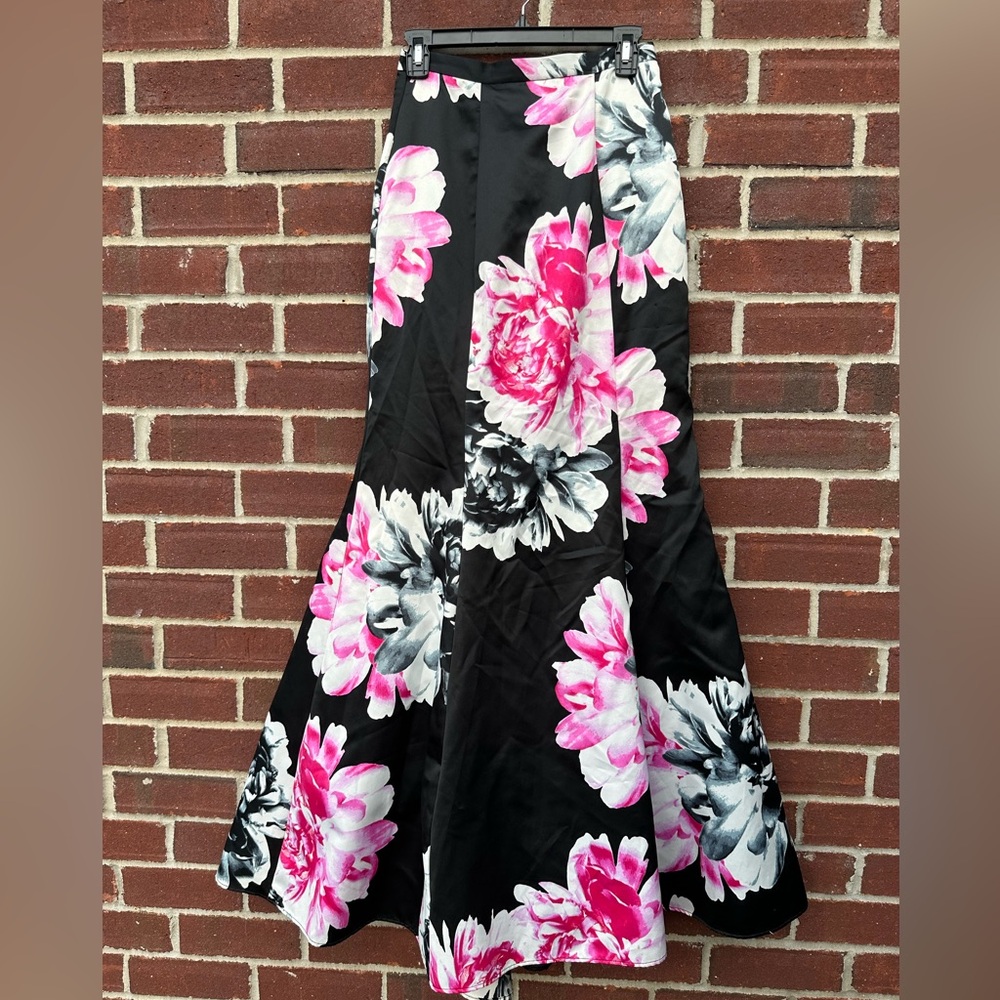 Floral Maxi Skirt Formal in Black and Pink Size 5 Juniors (S1)